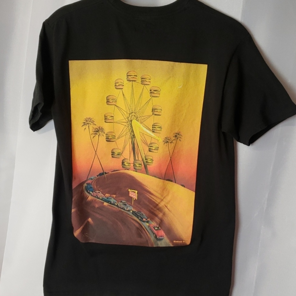 Small black in and out burger graphic t. C52